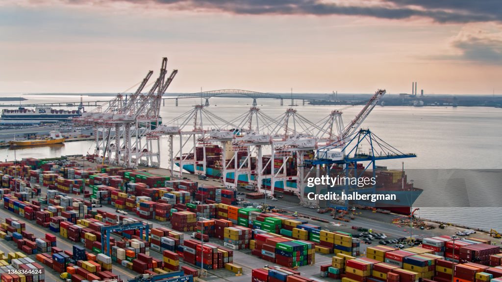Carga de buque portacontenedores en el puerto de Baltimore - Aéreo