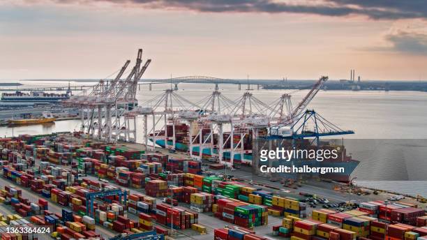 carga de buque portacontenedores en el puerto de baltimore - aéreo - docks fotografías e imágenes de stock