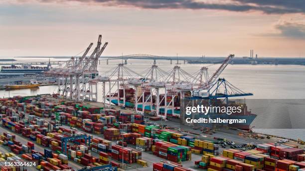 carico di navi portacontainer nel porto di baltimora - aereo - porto foto e immagini stock