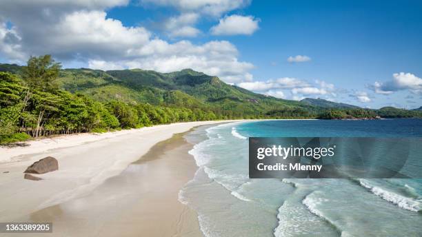 seychellen beach grand anse panorama mahé insel - seychellen stock-fotos und bilder