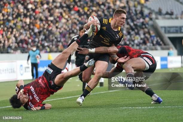 Tokyo Sungoliath Sean McMahon goes to score his team's 2nd try during the NTT Japan Rugby League One match between Tokyo Sungoliath and Toshiba Brave...