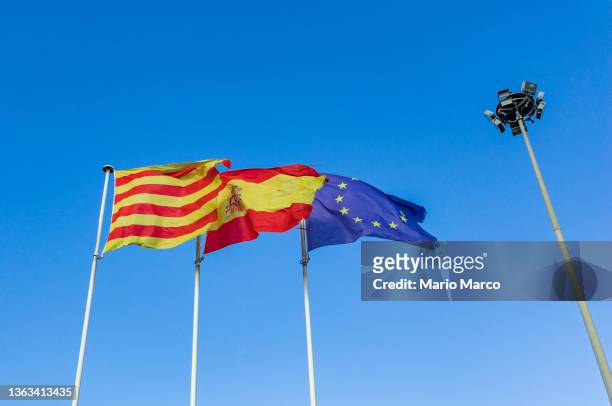 flags at barcelona airport - drapeau espagnol photos et images de collection