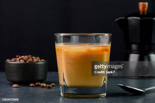 cold brew coffee - mokka eis stock-fotos und bilder