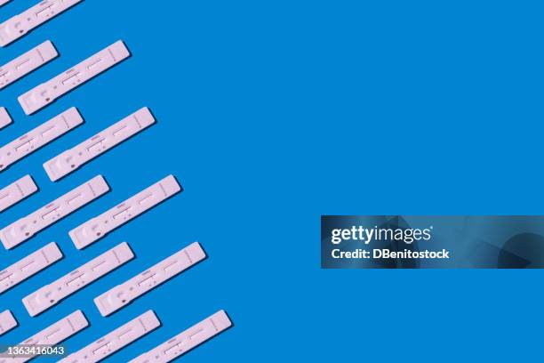 antigen test pattern with negative result next to swab with hard shadow, on the left side, on blue background. covid-19, coronavirus, omicron, delta, ihu and pandemic concept. - coronavirus test foto e immagini stock