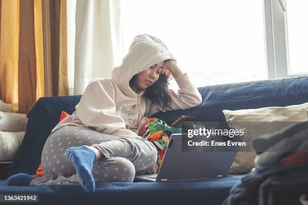 descans'en su hogar lejos del hogar - laziness fotografías e imágenes de stock