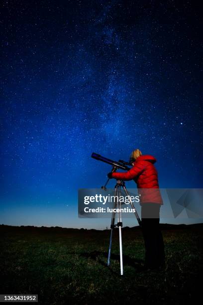 en contacto con la realidad - telescope fotografías e imágenes de stock