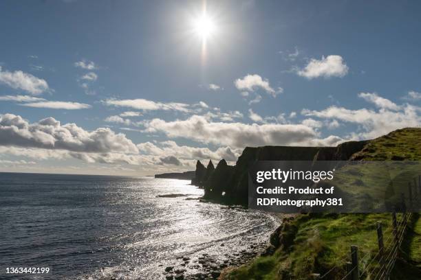 duncansby stack - mitt på dagen bildbanksfoton och bilder