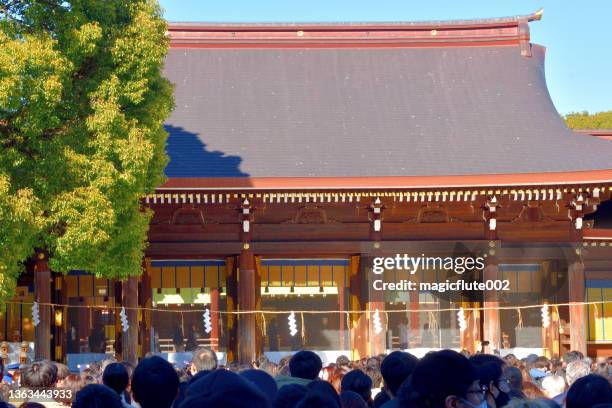 新年の間に明治神宮を訪問する大群衆 - 明治神宮 ストックフォトと画像