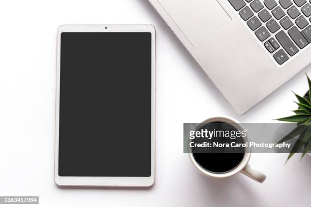 digital table on a office desk with cup of coffee and laptop - office work flat lay stock-fotos und bilder