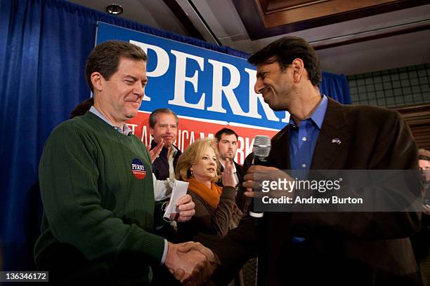 Kansas Governor Sam Brownback and Louisiana Governor Bobby Jindal shake hands during an event supporting Texas Governor and Republican presidential...
