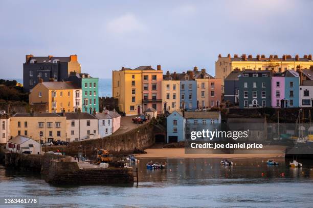sunlight, harbour, tenby, pembrokeshire, wales - wales stock-fotos und bilder