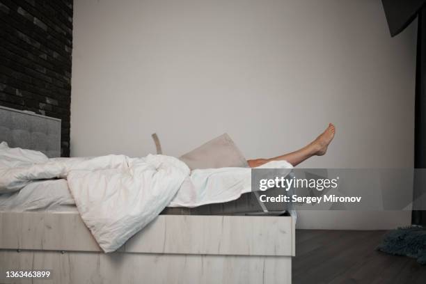 anonymous lady lying on cozy bed - clothing shot flat photos et images de collection