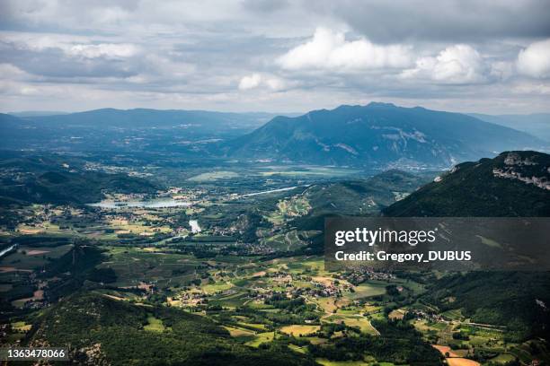 panorama of french summer rolling landscape in alps mountains border between ain and savoie - auvergne rhône alpes stockfoto's en -beelden