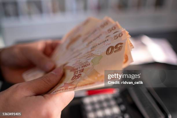 persona que cuenta los billetes turcos - lira fotografías e imágenes de stock