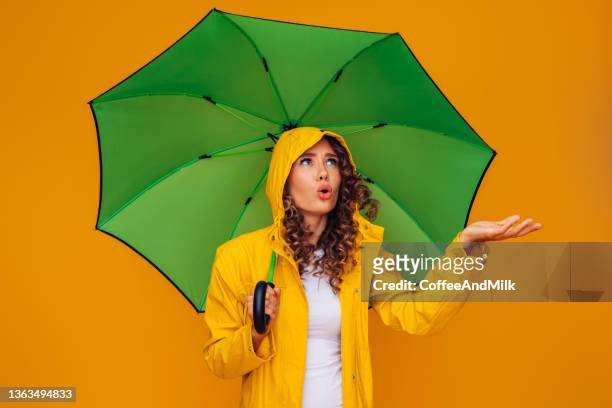 mädchen mit grünem regenschirm - rain model stock-fotos und bilder