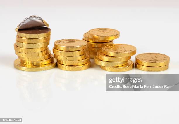 stack of chocolate coins over white background - tin foil costume - fotografias e filmes do acervo