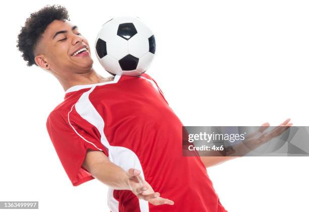 Criança A Jogar Futebol. Um Rapaz Asiático A Dar Pontapés No Ssoccer Vermelho. Foto Royalty Free, Gravuras, Imagens e Banco de fotografias. Image 199633197