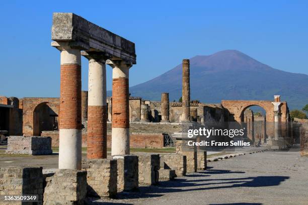 pompeii and mount vesuvius as a dramatic backdrop, italy - pompeii stock pictures, royalty-free photos & images