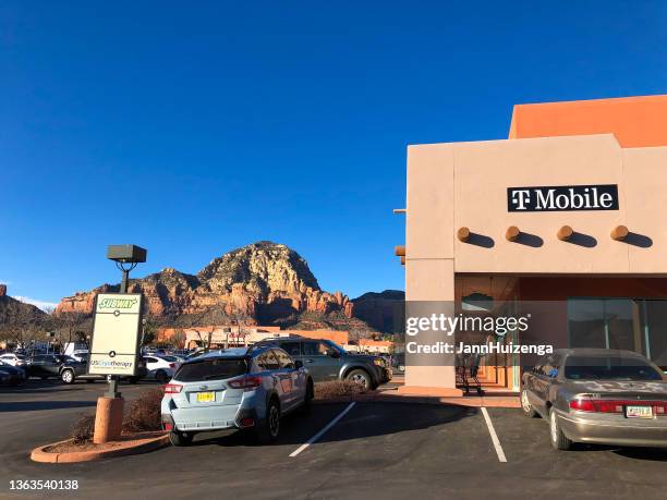 sedona, az: centro comercial sedona village - t-mobile-fotos fotografías e imágenes de stock