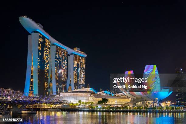 projection on artscience museum before marina bay sands, singapore - marina bay sands stock pictures, royalty-free photos & images
