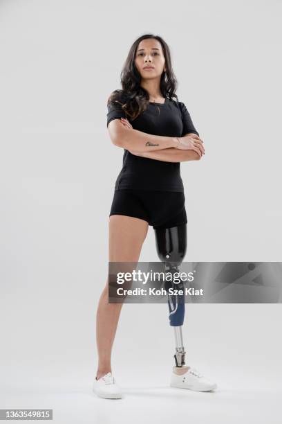 portrait d’une femme forte avec une jambe prothétique - rôle dans le sport photos et images de collection