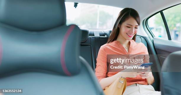 businesswoman use phone in car - management car smartphone stock pictures, royalty-free photos & images