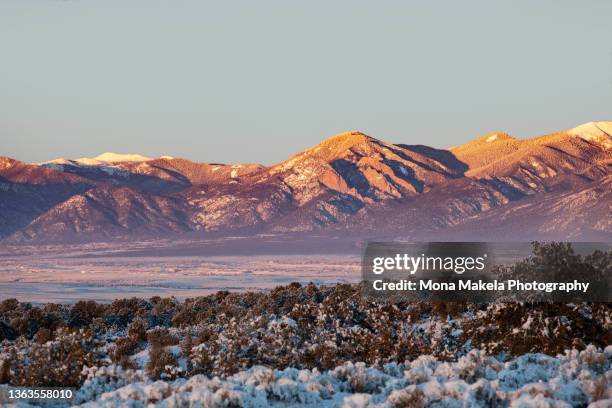 taos valley in winter sunset - taos stockfoto's en -beelden