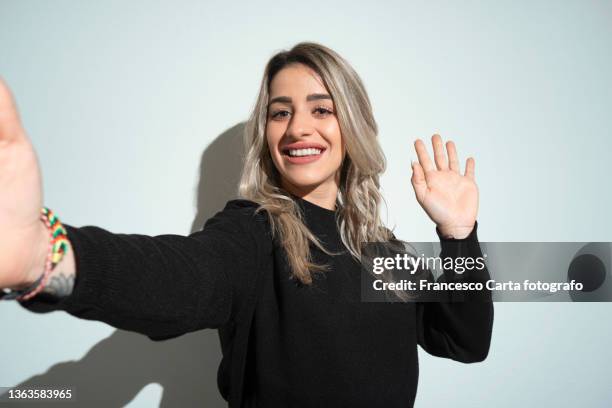 young woman take a selfie - インフルエンサー ストックフォトと画像