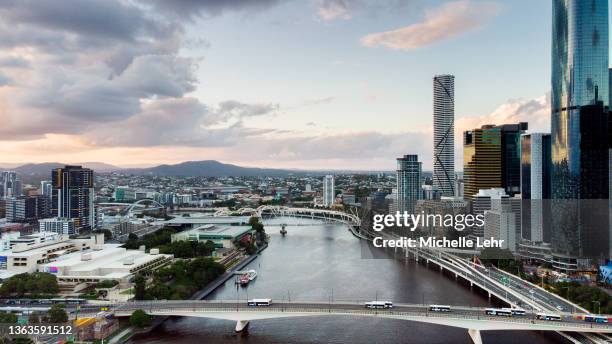 aerial view of brisbane river in summer 19 - brisbane stockfoto's en -beelden