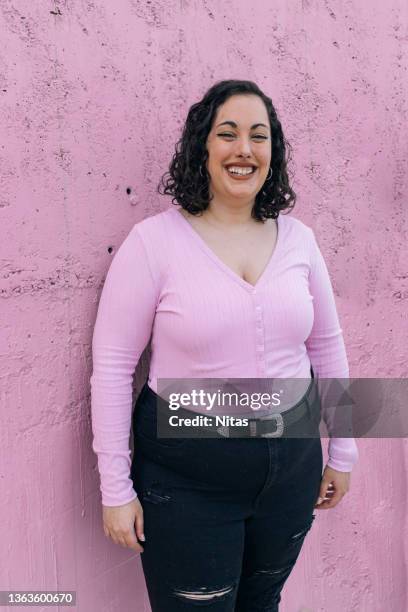 portrait of beautiful female on pink background - hefty brand name imagens e fotografias de stock