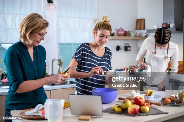 cooking class with mother - teenager cooking stock pictures, royalty-free photos & images