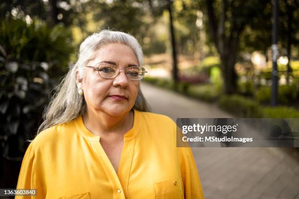 close up of senior woman - mature hispanic woman portrait stockfoto's en -beelden
