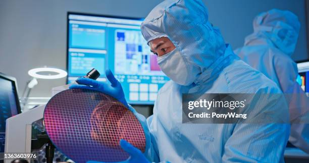 technician with wafer - wafer stock pictures, royalty-free photos & images