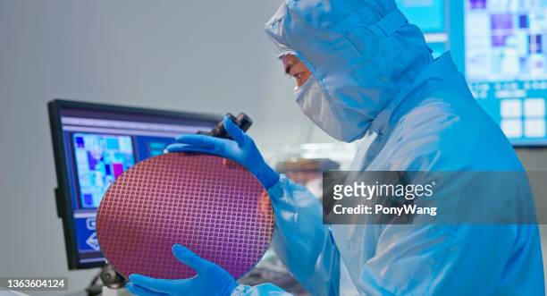 technician with wafer - halfgeleider stockfoto's en -beelden