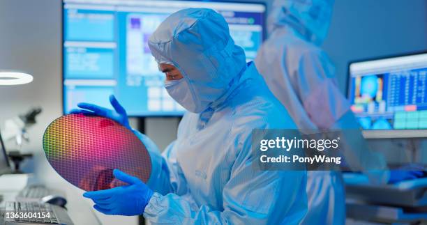 techniker mit wafer - halbleiter stock-fotos und bilder