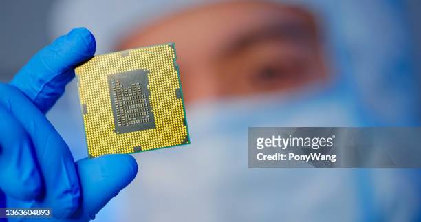 engineer holds microchip - semiconductor stockfoto's en -beelden