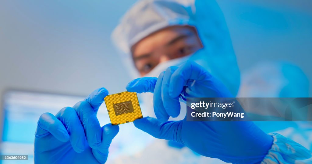 Ingenieur hält Mikrochip