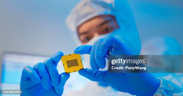 ingenieur hält mikrochip - halbleiter stock-fotos und bilder