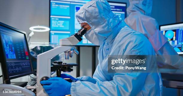 technician in sterile coverall - renrumsdräkt bildbanksfoton och bilder