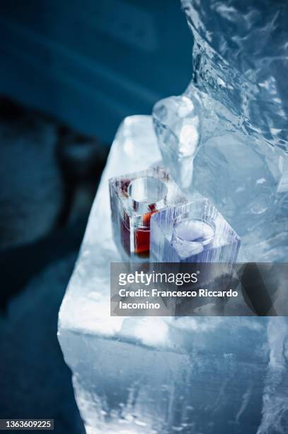 ice glasses and drinks on an ice table. sweden, lapland, norrbotten county, jukkasjarvi - ice hotel sweden stock-fotos und bilder