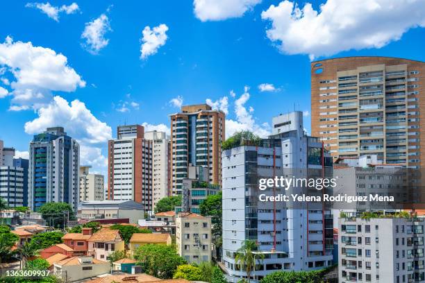 skyline de sao paulo, brésil - residential building photos et images de collection