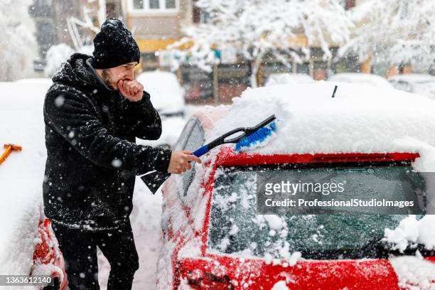 Ein Junger Mann Reinigt Mit Einer Bürste Schnee Aus Einem Auto Stock-Foto -  Getty Images