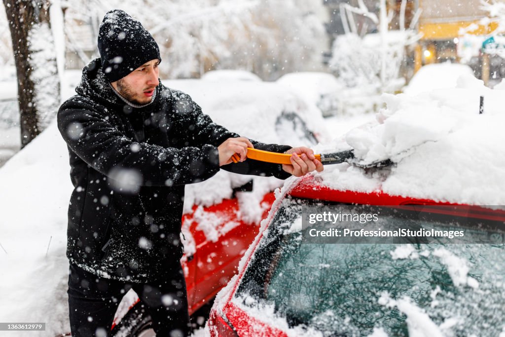 Ein Junger Mann Reinigt Mit Einer Schaufel Schnee Aus Einem Auto Stock-Foto  - Getty Images