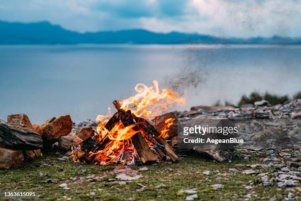 camp fire - fuego al aire libre fotografías e imágenes de stock