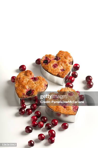 drei cranberry haferflockenmuffins in herzform blechdosen - cranberry heart stock-fotos und bilder
