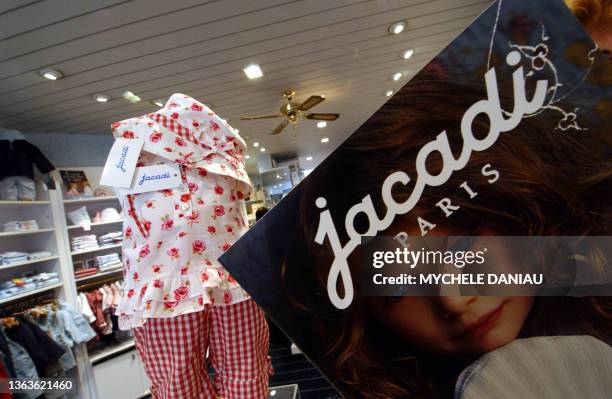 Vue d'un magasin Jacadi à Deauville,le 20 avril 2005. L'enseigne Jacadi, propriété de la famille Frydman a été rachetée par la chaîne de vêtements...