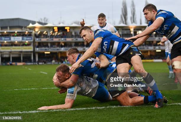 Joe Batley of Worcester Warriors scores his side's second try during the Gallagher Premiership Rugby match between Bath Rugby and Worcester Warriors...