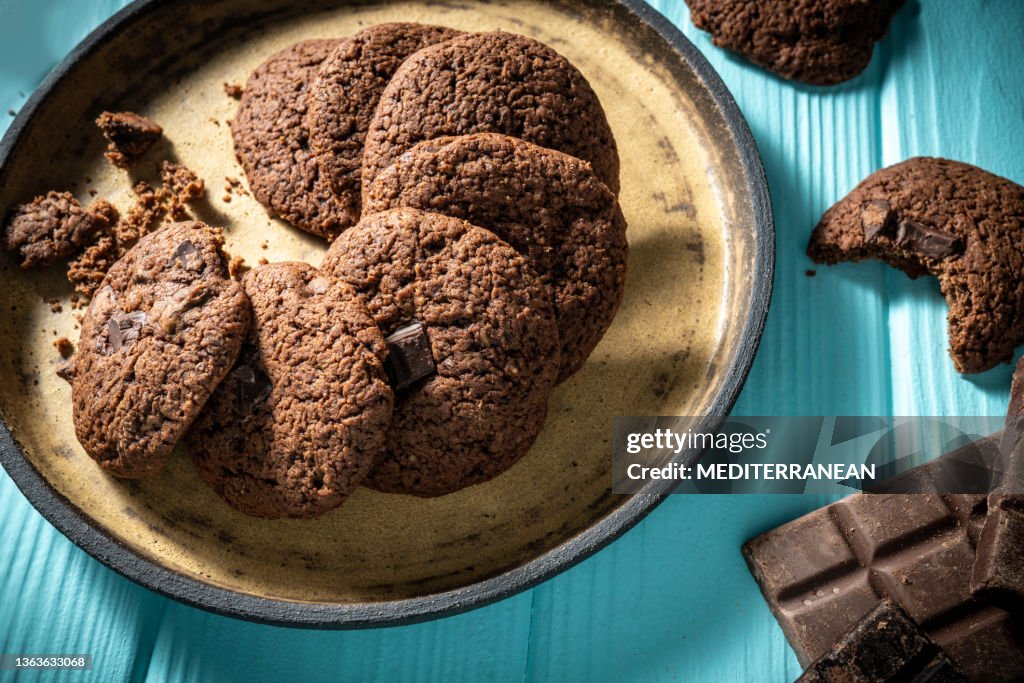 Galletas de chocolate receta vegana a base de plantas sobre backgrou de madera azul