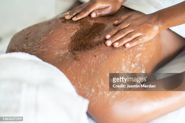 woman getting treated with mud - fangoterapia imagens e fotografias de stock