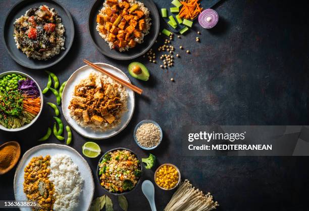 vegane pflanzliche asiatische essensrezepte mit reis und braunem reis als - food background stock-fotos und bilder